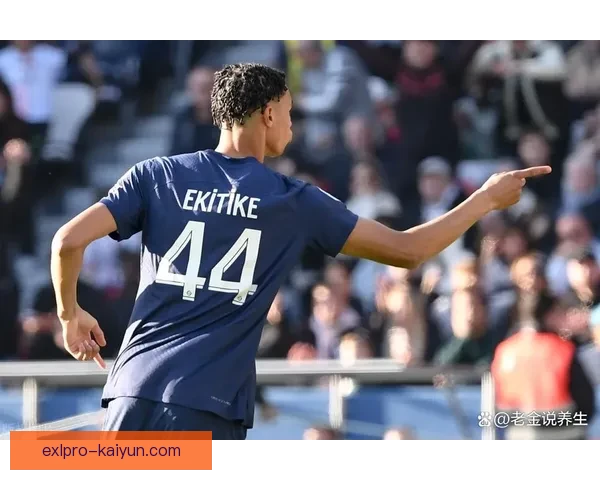 三笘薰表现亮眼，舞动绿茵场引发球迷热议与关注